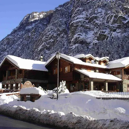 Apartment In Near Area *